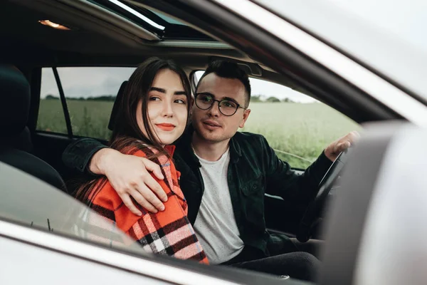 Joven Pareja Hermosa Sentada Coche Disfrutando Del Viaje — Foto de Stock