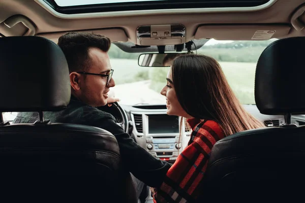 Joven Pareja Hermosa Sentada Coche Disfrutando Del Viaje — Foto de Stock