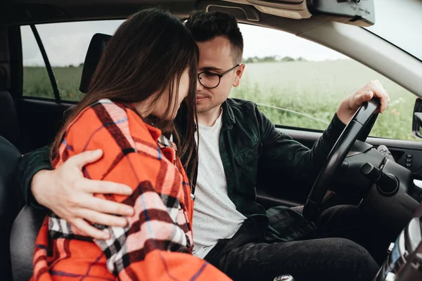 Genç Güzel Bir Çift Arabada Oturuyor Yolculuğun Tadını Çıkarıyor — Stok fotoğraf