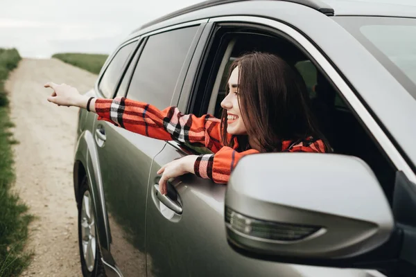 Junge Schöne Mädchen Sitzen Auto Und Genießen Den Roadtrip — Stockfoto