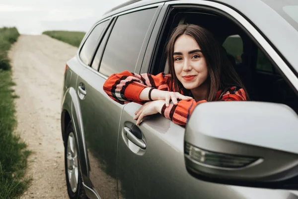 若い美少女が車の中で座り ロードトリップを楽しむ — ストック写真