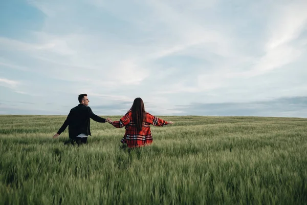 Jovem Casal Bonito Anda Livre Campo — Fotografia de Stock