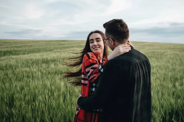 Pasangan Cantik Muda Berpelukan Luar Ruangan Lapangan — Stok Foto