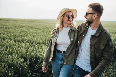 Erkek ve Kadın Zeytin Ceketli Giyinmişler Şehir dışında iyi vakit geçiriyorlar