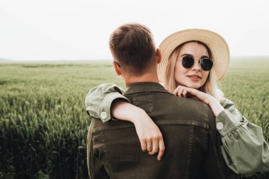 Erkek ve Kadın Zeytin Ceketli Giyinmişler Şehir dışında iyi vakit geçiriyorlar