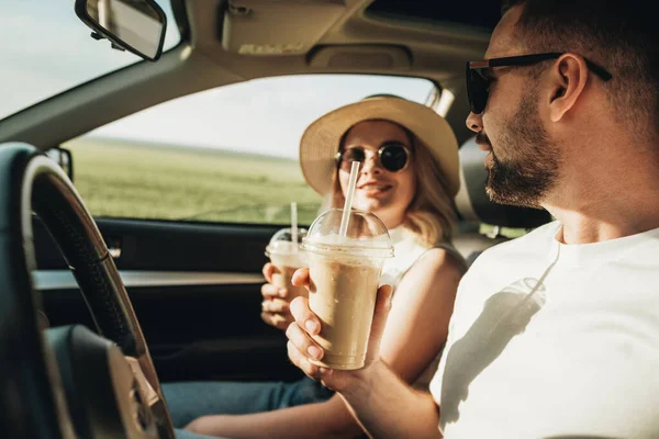 Homem Mulher Sentados Dentro Carro Bebendo Café Frio Desfrutando Aventura — Fotografia de Stock