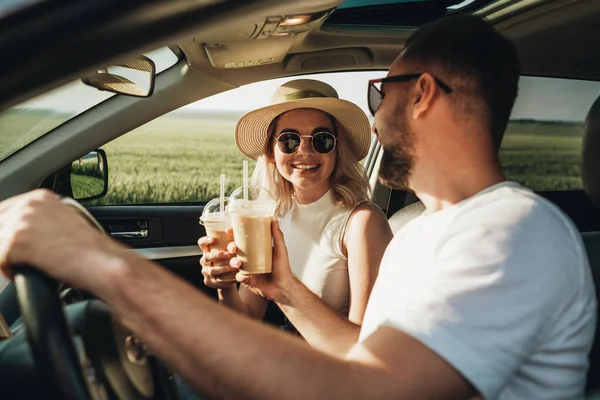 Mann Und Frau Sitzen Auto Trinken Kalten Kaffee Und Genießen — Stockfoto