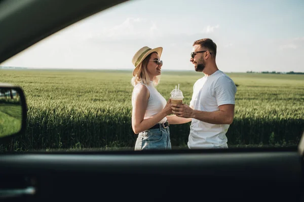 Hombre Mujer Pasando Buen Rato Cerca Del Coche Tomando Café —  Fotos de Stock