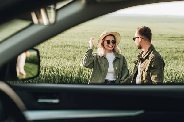 Erkek Kadın Zeytin Ceketli Giyinmiş Arabanın Yanında Eğleniyor Macera Yolculuğunun — Stok fotoğraf