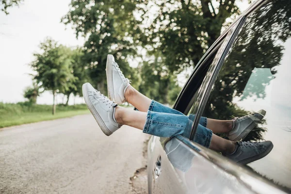 Reiseleiterin Legte Die Füße Aus Dem Autofenster Roadtrip Und Reisekonzept — Stockfoto