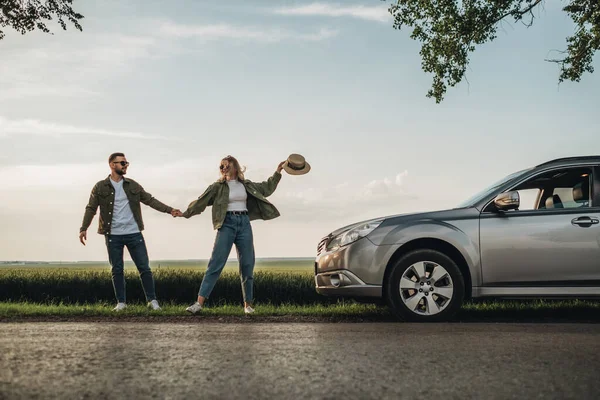 Man Woman Dressed Alike Olive Jacket Having Fun Car Enjoying — Stock Photo, Image