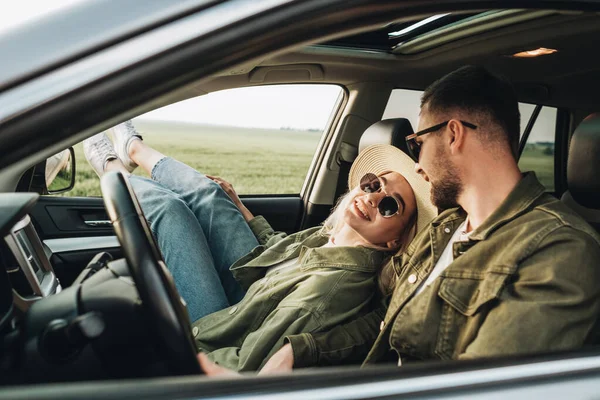 Mann Und Frau Sitzen Auto Haben Spaß Und Genießen Abenteuer — Stockfoto
