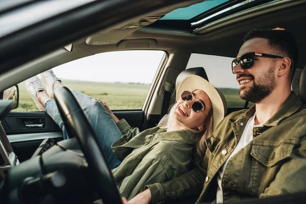 Hombre Mujer Sentados Dentro Del Coche Divirtiéndose Disfrutando Del Viaje —  Fotos de Stock