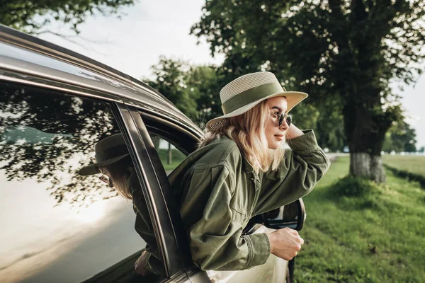 Beautiful Young Traveler Girl Looks Out Car Window Enjoy Road — Stock Photo, Image