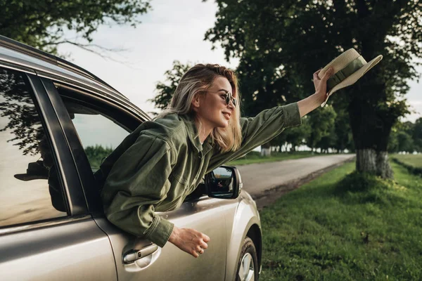 Schöne Junge Reisende Mädchen Blickt Aus Dem Autofenster Genießen Sie — Stockfoto