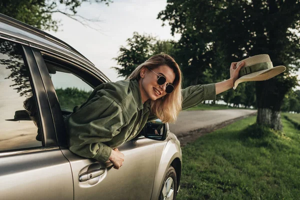 Schöne Junge Reisende Mädchen Blickt Aus Dem Autofenster Genießen Sie — Stockfoto
