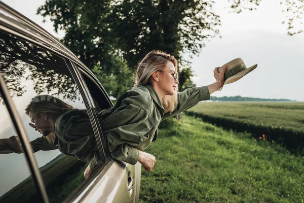 Schöne Junge Reisende Mädchen Blickt Aus Dem Autofenster Genießen Sie — Stockfoto