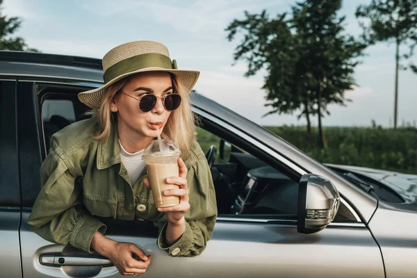 Schöne Junge Reisende Mädchen Blickt Aus Dem Autofenster Und Trinkt — Stockfoto