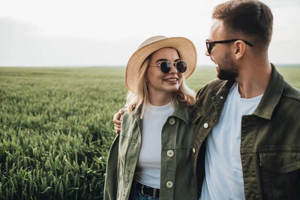 Man Vrouw Gekleed Als Olijf Jas Met Een Goede Tijd — Stockfoto