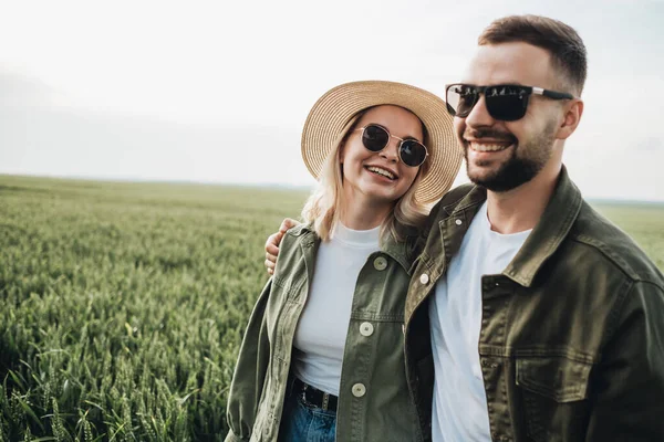 Man Vrouw Gekleed Als Olijf Jas Met Een Goede Tijd — Stockfoto