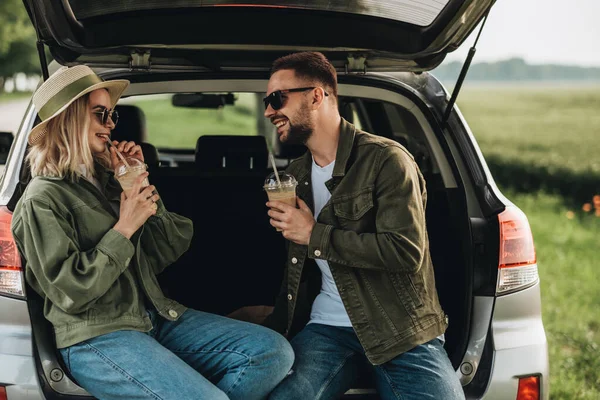 Hombre Mujer Sentados Baúl Del Coche Beber Café Frío —  Fotos de Stock