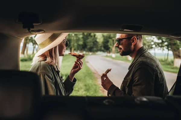 Мужчина Женщина Сидят Багажнике Автомобиля Едят Пиццу — стоковое фото