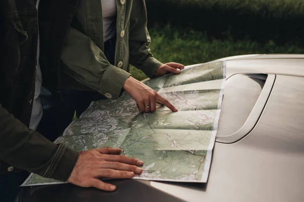 Viajeros Jóvenes Usando Mapa Cerca Coche Viaje Por Carretera —  Fotos de Stock