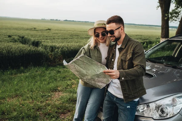 Mann Und Frau Nutzen Landkarte Der Nähe Von Auto Auf — Stockfoto