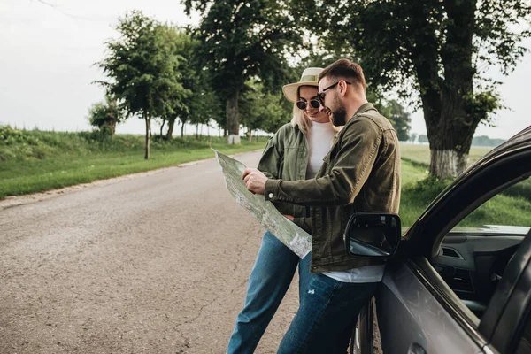 Mann Und Frau Nutzen Landkarte Der Nähe Von Auto Auf — Stockfoto