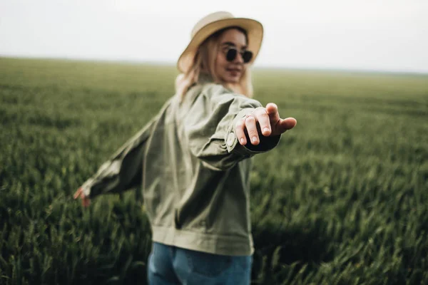 Portretul Tinerei Fete Frumoase Îmbrăcată Tricou Alb Jachetă Măsline Pălărie — Fotografie, imagine de stoc