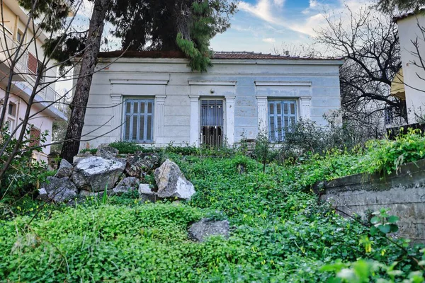 Yunanca çiçekli güzel bir ev.