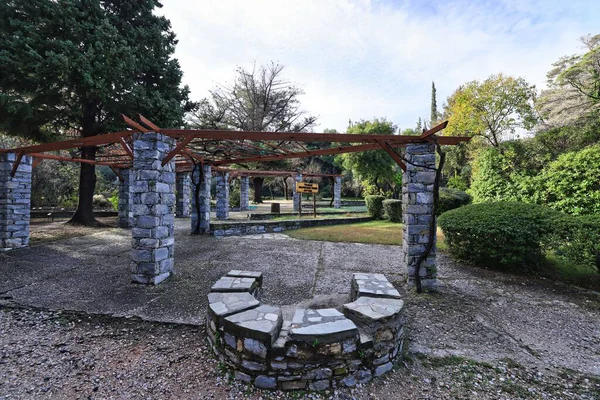 Parktaki eski ahşap köprü.