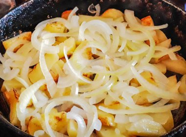 Patates kızartması soğan ile.