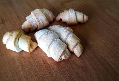 Kurabiye kruvasan ahşap masa üzerinde. Yukarıdan dikey görünüm.