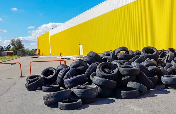 Hasarlı lastik yüksek hızda sürüş sonra. Kullanılan eski hasarlı lastikler yığını. Drift içinde sürüş sonra yanmış hasarlı lastik.