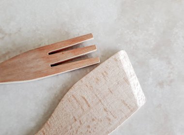 Mermer masa üzerinde ahşap araçlar