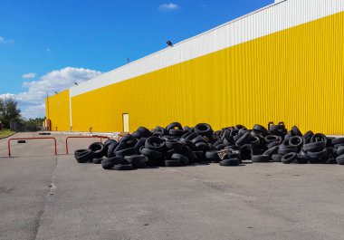 Hasarlı lastik yüksek hızda sürüş sonra. Kullanılan eski hasarlı lastikler yığını. Drift içinde sürüş sonra yanmış hasarlı lastik.