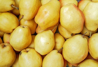 Sarı armut masanın üzerine taze demet. Berry arka plan. Armut Çiftçi Market, Ukrayna. Taze organik meyve.