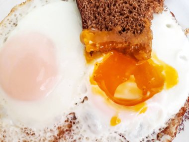 Tabakta omlet, ekmekli yumurta.