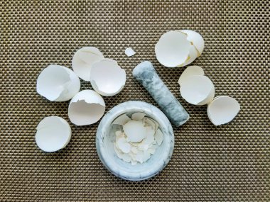 Kırık yumurta kabuğu. Boş bir yumurta kabuğu yarıya. Kırık yumurta açık Paskalya yumurta kabuğu kırık. Masada mermer harç