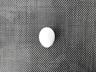 gri arka plan üzerinde beyaz yumurta, doku ile tablo