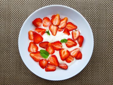 Masa üzerinde plaka yoğurt ile kırmızı strawerry