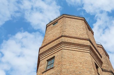 Eski kule mavi arka plan üzerinde. Ukrayna'nın Landmark.