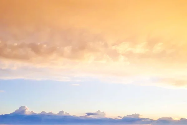 Fundo Céu Azul Com Nuvens Amarelas — Fotografia de Stock