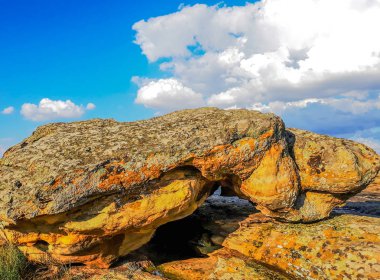 Ulusal tarihi ve arkeolojik rezerv taş mezar veya Rocky Höyük kama Mohyla Melitopol yakınındaki. Ukrayna. Manzara arkeolojik rezerv taş mezar.