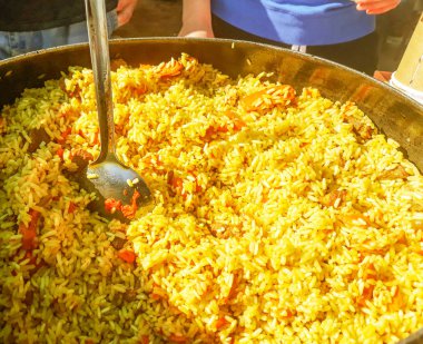 Özbek pilavı ile piknik. Doğulu pilav. Menü tasarımı için yakın çekim.