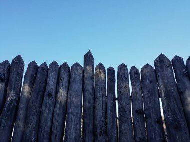 Zor grunge günlükleri çekti. Eski eskrim veya çit gökyüzü arka planı. Görünüm.
