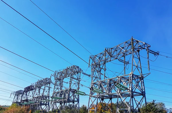 Líneas Eléctricas Fondo Del Cielo Azul Fondo Poco Borroso —  Fotos de Stock