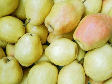 Sarı armut masanın üzerine taze demet. Berry arka plan. Armut Çiftçi Market, Ukrayna. Taze organik meyve.