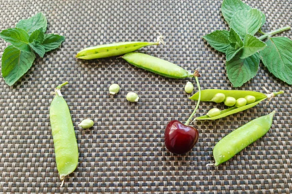 红色新鲜的樱桃 绿豌豆 灰色背景的薄荷 农贸市场 新鲜有机水果 — 图库照片